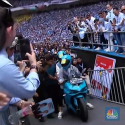 Gibran-Selvi Naik Motor Listrik ke Panggung Kampanye Akbar