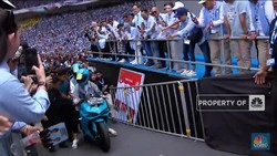 Gibran-Selvi Naik Motor Listrik ke Panggung Kampanye Akbar