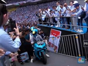 Gibran-Selvi Naik Motor Listrik ke Panggung Kampanye Akbar