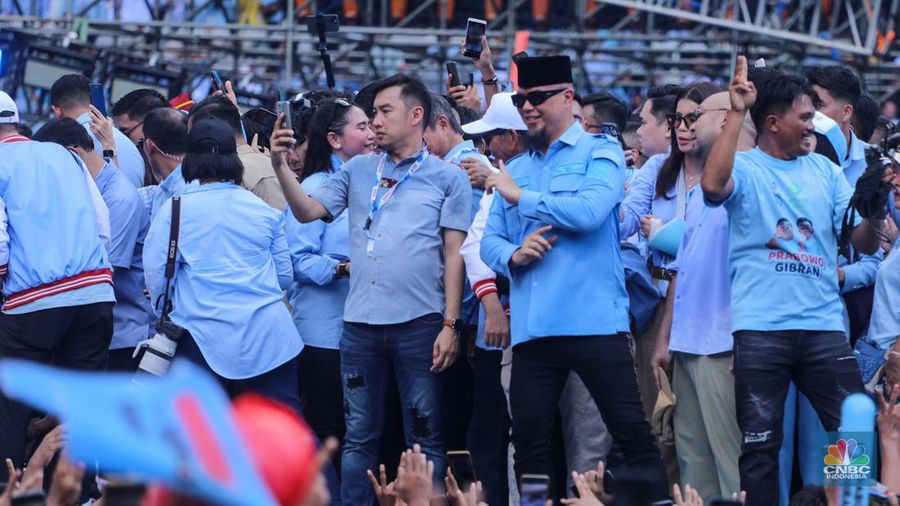 Kapanye akbar Prabowo-Gibran yang bertajuk 'Pesta Rakyat Untuk Indonesia Maju' di (SUGBK), Senayan, Jakarta dihadiri musisi Ahmad Dhani, Sabtu (10/2/2024). (CNBC Indonesia/Faisal Rahman)