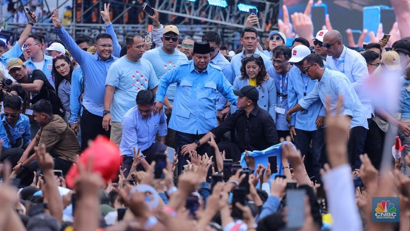 Kapanye akbar Prabowo-Gibran yang bertajuk 'Pesta Rakyat Untuk Indonesia Maju' di (SUGBK), Senayan, Jakarta dihadiri musisi Ahmad Dhani, Sabtu (10/2/2024). (CNBC Indonesia/Faisal Rahman)