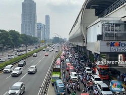 Lalin Gatot Subroto Padat Jelang Kampanye Akbar Prabowo-Gibran di GBK