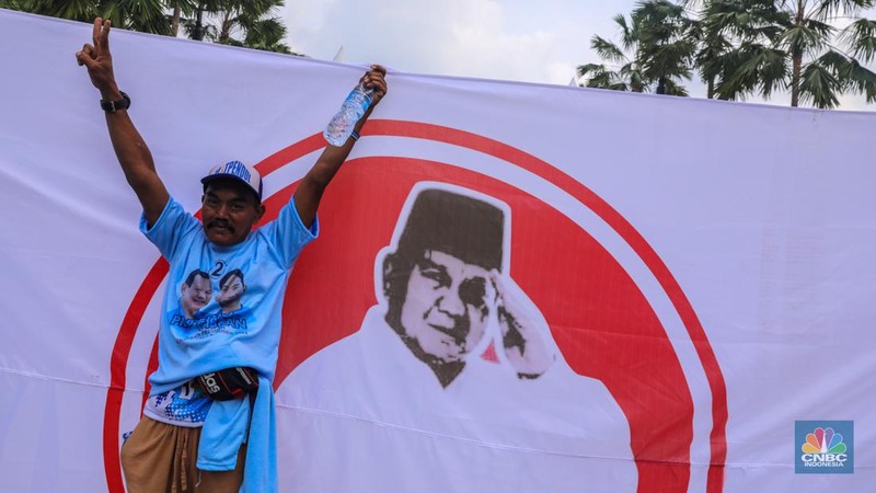 Massa simpatisan capres-cawapres Prabowo Subianto dan Gibran Rakabuming Raka memadati kawasan SUGBK, Senayan, Jakarta, Sabtu (10/2/2024). (CNBC Indonesia/Faisal Rahman)