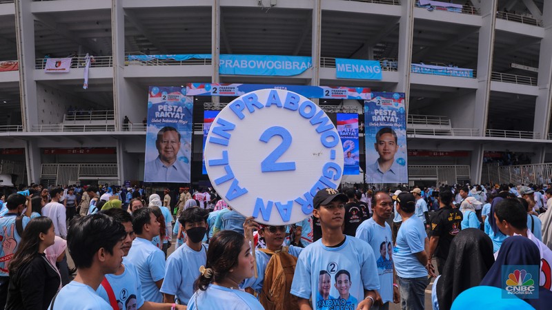 Massa simpatisan capres-cawapres Prabowo Subianto dan Gibran Rakabuming Raka memadati kawasan SUGBK, Senayan, Jakarta, Sabtu (10/2/2024). (CNBC Indonesia/Faisal Rahman) Massa simpatisan capres-cawapres Prabowo Subianto dan Gibran Rakabuming Raka memadati kawasan SUGBK, Senayan, Jakarta, Sabtu (10/2/2024). (CNBC Indonesia/Faisal Rahman)