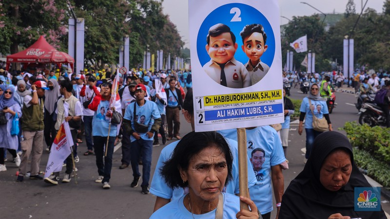 Massa simpatisan capres-cawapres Prabowo Subianto dan Gibran Rakabuming Raka memadati kawasan SUGBK, Senayan, Jakarta, Sabtu (10/2/2024). (CNBC Indonesia/Faisal Rahman) Massa simpatisan capres-cawapres Prabowo Subianto dan Gibran Rakabuming Raka memadati kawasan SUGBK, Senayan, Jakarta, Sabtu (10/2/2024). (CNBC Indonesia/Faisal Rahman)