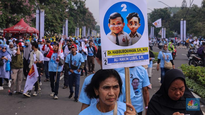 Massa simpatisan capres-cawapres Prabowo Subianto dan Gibran Rakabuming Raka memadati kawasan SUGBK, Senayan, Jakarta, Sabtu (10/2/2024). (CNBC Indonesia/Faisal Rahman)