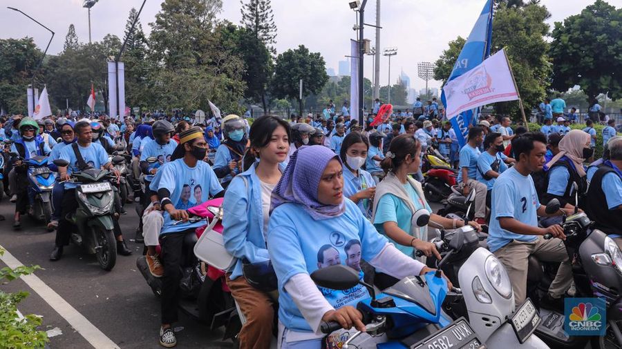 Massa simpatisan capres-cawapres Prabowo Subianto dan Gibran Rakabuming Raka memadati kawasan SUGBK, Senayan, Jakarta, Sabtu (10/2/2024). (CNBC Indonesia/Faisal Rahman)