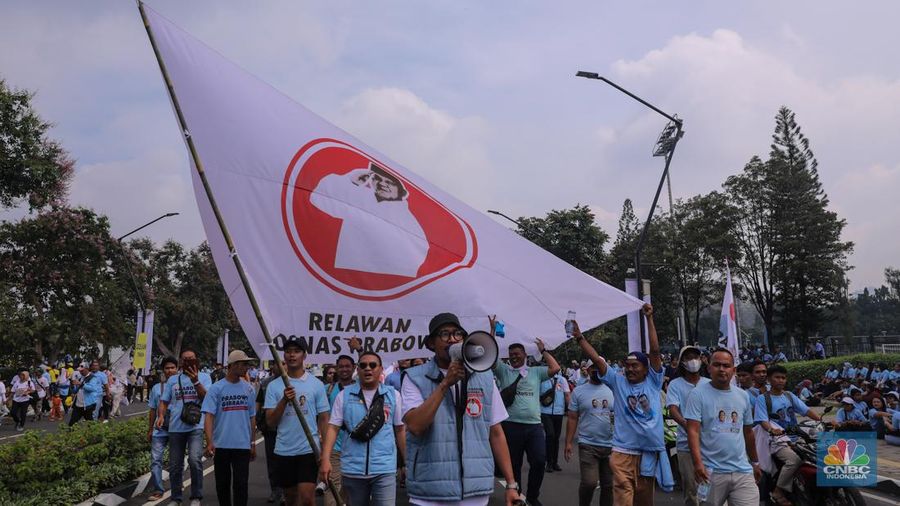 Massa simpatisan capres-cawapres Prabowo Subianto dan Gibran Rakabuming Raka memadati kawasan SUGBK, Senayan, Jakarta, Sabtu (10/2/2024). (CNBC Indonesia/Faisal Rahman)