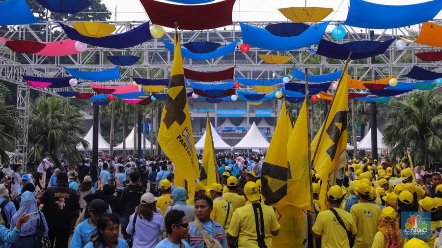 Massa simpatisan capres-cawapres Prabowo Subianto dan Gibran Rakabuming Raka memadati kawasan SUGBK, Senayan, Jakarta, Sabtu (10/2/2024). (CNBC Indonesia/Faisal Rahman)