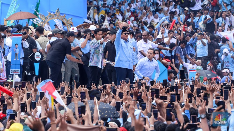 Pasangan capres-cawapres Prabowo Subianto dan Gibran Rakabuming menyapa pendukung saat kampanye akbar bertajuk 'Pesta Rakyat Untuk Indonesia Maju' di Stadion Utama Gelora Bung Karno (SUGBK), Senayan, Jakarta, Sabtu (10/2/2024). (CNBC Indonesia/Faisal Rahman) Pasangan capres-cawapres Prabowo Subianto dan Gibran Rakabuming menyapa pendukung saat kampanye akbar bertajuk 'Pesta Rakyat Untuk Indonesia Maju' di Stadion Utama Gelora Bung Karno (SUGBK), Senayan, Jakarta, Sabtu (10/2/2024). (CNBC Indonesia/Faisal Rahman)