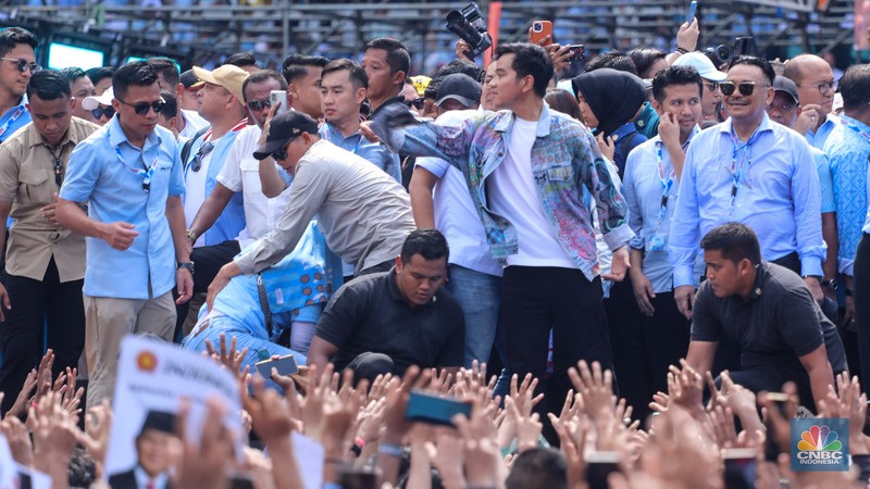 Pasangan capres-cawapres Prabowo Subianto dan Gibran Rakabuming menyapa pendukung saat kampanye akbar bertajuk 'Pesta Rakyat Untuk Indonesia Maju' di Stadion Utama Gelora Bung Karno (SUGBK), Senayan, Jakarta, Sabtu (10/2/2024). (CNBC Indonesia/Faisal Rahman) Pasangan capres-cawapres Prabowo Subianto dan Gibran Rakabuming menyapa pendukung saat kampanye akbar bertajuk 'Pesta Rakyat Untuk Indonesia Maju' di Stadion Utama Gelora Bung Karno (SUGBK), Senayan, Jakarta, Sabtu (10/2/2024). (CNBC Indonesia/Faisal Rahman)