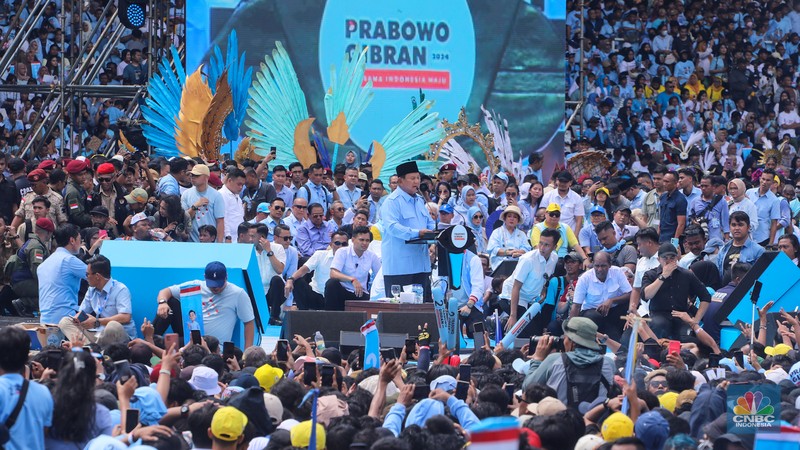Pasangan capres-cawapres Prabowo Subianto dan Gibran Rakabuming menyapa pendukung saat kampanye akbar bertajuk 'Pesta Rakyat Untuk Indonesia Maju' di Stadion Utama Gelora Bung Karno (SUGBK), Senayan, Jakarta, Sabtu (10/2/2024). (CNBC Indonesia/Faisal Rahman) Pasangan capres-cawapres Prabowo Subianto dan Gibran Rakabuming menyapa pendukung saat kampanye akbar bertajuk 'Pesta Rakyat Untuk Indonesia Maju' di Stadion Utama Gelora Bung Karno (SUGBK), Senayan, Jakarta, Sabtu (10/2/2024). (CNBC Indonesia/Faisal Rahman)