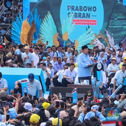 Potret Prabowo-Gibran Sapa Simpatisan Saat Kampanye Akbar di GBK