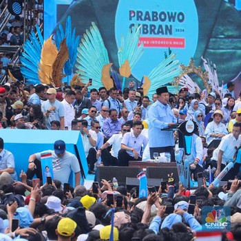 Potret Prabowo-Gibran Sapa Simpatisan Saat Kampanye Akbar di GBK