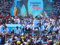 Potret Prabowo-Gibran Sapa Simpatisan Saat Kampanye Akbar di GBK