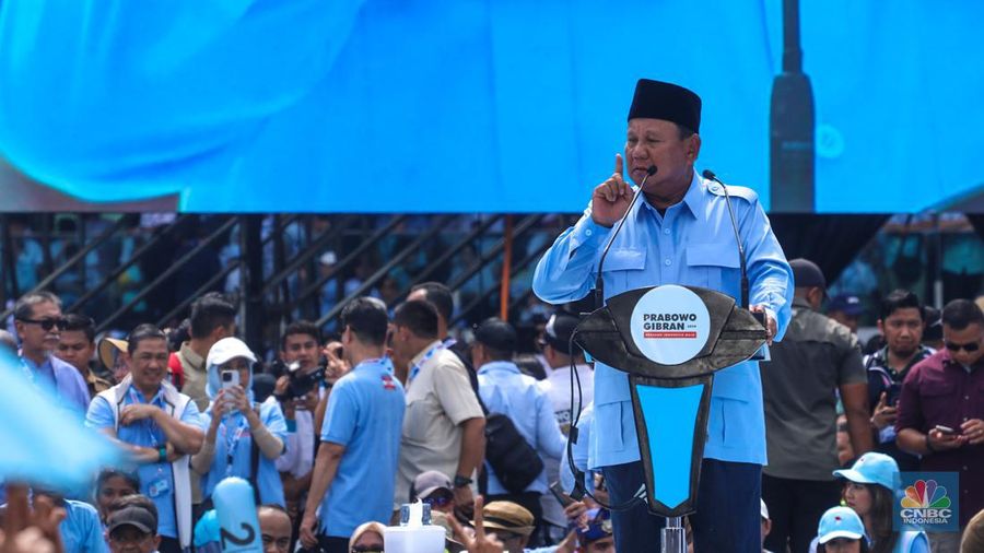 Pasangan capres-cawapres Prabowo Subianto dan Gibran Rakabuming menyapa pendukung saat kampanye akbar bertajuk 'Pesta Rakyat Untuk Indonesia Maju' di Stadion Utama Gelora Bung Karno (SUGBK), Senayan, Jakarta, Sabtu (10/2/2024). (վ/Faisal Rahman)
