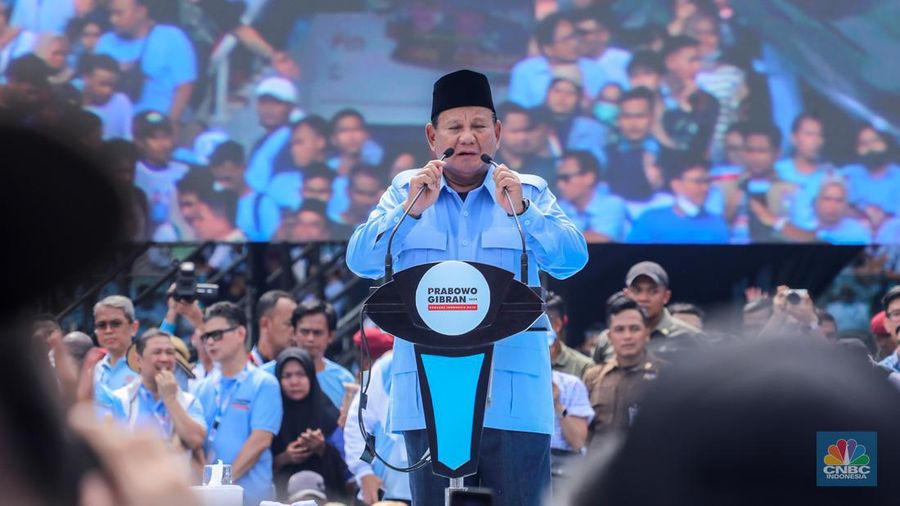 Pasangan capres-cawapres Prabowo Subianto dan Gibran Rakabuming menyapa pendukung saat kampanye akbar bertajuk 'Pesta Rakyat Untuk Indonesia Maju' di Stadion Utama Gelora Bung Karno (SUGBK), Senayan, Jakarta, Sabtu (10/2/2024). (CNBC Indonesia/Faisal Rahman)