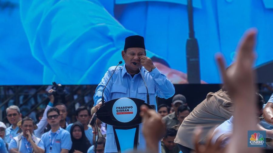 Pasangan capres-cawapres Prabowo Subianto dan Gibran Rakabuming menyapa pendukung saat kampanye akbar bertajuk 'Pesta Rakyat Untuk Indonesia Maju' di Stadion Utama Gelora Bung Karno (SUGBK), Senayan, Jakarta, Sabtu (10/2/2024). (CNBC Indonesia/Faisal Rahman)