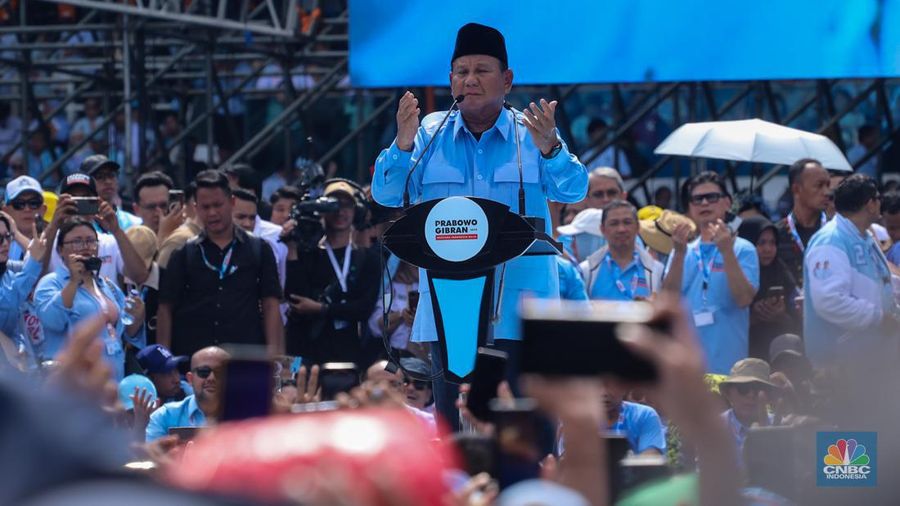 Pasangan capres-cawapres Prabowo Subianto dan Gibran Rakabuming menyapa pendukung saat kampanye akbar bertajuk 'Pesta Rakyat Untuk Indonesia Maju' di Stadion Utama Gelora Bung Karno (SUGBK), Senayan, Jakarta, Sabtu (10/2/2024). (CNBC Indonesia/Faisal Rahman)