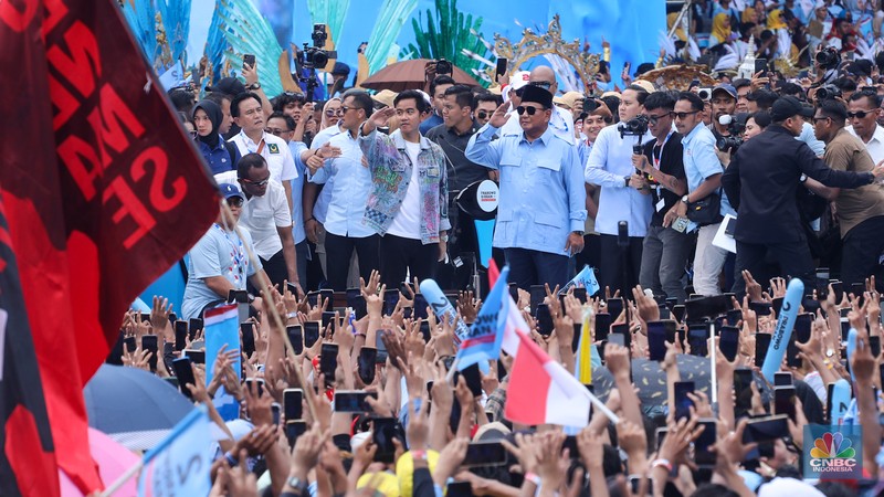 Pasangan capres-cawapres Prabowo Subianto dan Gibran Rakabuming menyapa pendukung saat kampanye akbar bertajuk 'Pesta Rakyat Untuk Indonesia Maju' di Stadion Utama Gelora Bung Karno (SUGBK), Senayan, Jakarta, Sabtu (10/2/2024). (CNBC Indonesia/Faisal Rahman) Pasangan capres-cawapres Prabowo Subianto dan Gibran Rakabuming menyapa pendukung saat kampanye akbar bertajuk 'Pesta Rakyat Untuk Indonesia Maju' di Stadion Utama Gelora Bung Karno (SUGBK), Senayan, Jakarta, Sabtu (10/2/2024). (CNBC Indonesia/Faisal Rahman)