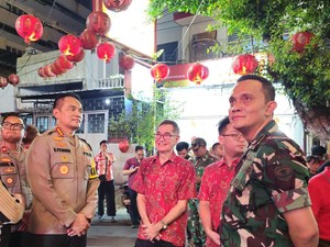 Tinjau Vihara Petak 9, Kapolres Jakbar Pastikan Perayaan Imlek Aman
