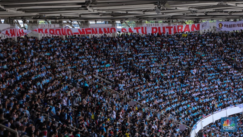 Ribuan simpatisan Prabowo-Gibran saat kampanye akbar bertajuk 'Pesta Rakyat Untuk Indonesia Maju' di Stadion Utama Gelora Bung Karno (SUGBK), Senayan, Jakarta, Sabtu (10/2/2024). (CNBC Indonesia/Faisal Rahman) Ribuan simpatisan Prabowo-Gibran saat kampanye akbar bertajuk 'Pesta Rakyat Untuk Indonesia Maju' di Stadion Utama Gelora Bung Karno (SUGBK), Senayan, Jakarta, Sabtu (10/2/2024). (CNBC Indonesia/Faisal Rahman)