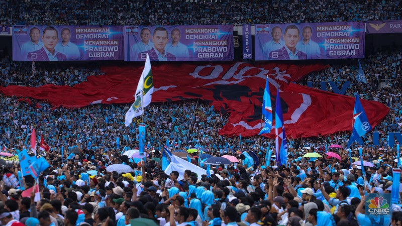 Ribuan simpatisan Prabowo-Gibran saat kampanye akbar bertajuk 'Pesta Rakyat Untuk Indonesia Maju' di Stadion Utama Gelora Bung Karno (SUGBK), Senayan, Jakarta, Sabtu (10/2/2024). (CNBC Indonesia/Faisal Rahman) Ribuan simpatisan Prabowo-Gibran saat kampanye akbar bertajuk 'Pesta Rakyat Untuk Indonesia Maju' di Stadion Utama Gelora Bung Karno (SUGBK), Senayan, Jakarta, Sabtu (10/2/2024). (CNBC Indonesia/Faisal Rahman)