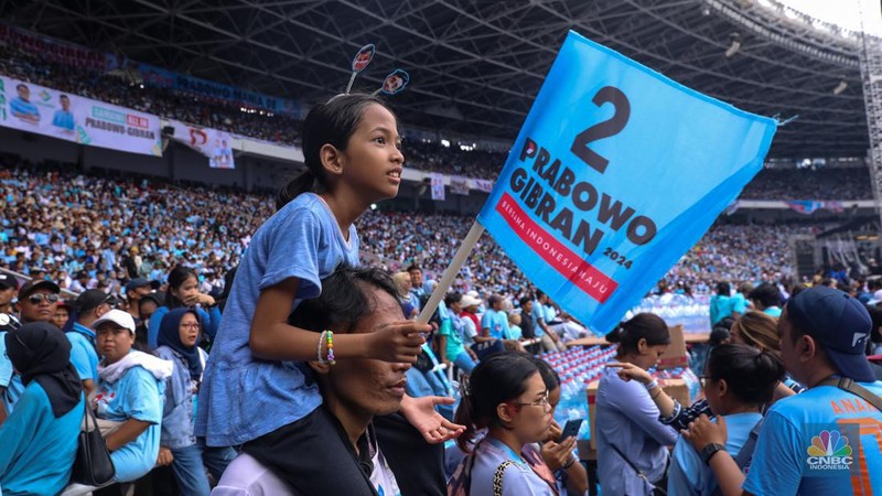 Ribuan simpatisan Prabowo-Gibran saat kampanye akbar bertajuk 'Pesta Rakyat Untuk Indonesia Maju' di Stadion Utama Gelora Bung Karno (SUGBK), Senayan, Jakarta, Sabtu (10/2/2024). (CNBC Indonesia/Faisal Rahman)