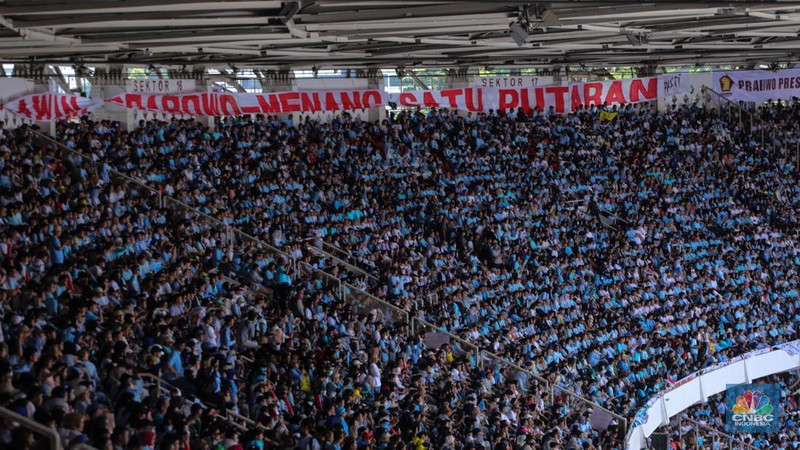 Ribuan simpatisan Prabowo-Gibran saat kampanye akbar bertajuk 'Pesta Rakyat Untuk Indonesia Maju' di Stadion Utama Gelora Bung Karno (SUGBK), Senayan, Jakarta, Sabtu (10/2/2024). (CNBC Indonesia/Faisal Rahman)