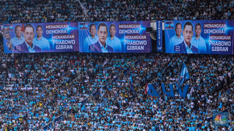 Ribuan simpatisan Prabowo-Gibran saat kampanye akbar bertajuk 'Pesta Rakyat Untuk Indonesia Maju' di Stadion Utama Gelora Bung Karno (SUGBK), Senayan, Jakarta, Sabtu (10/2/2024). (CNBC Indonesia/Faisal Rahman) Ribuan simpatisan Prabowo-Gibran saat kampanye akbar bertajuk 'Pesta Rakyat Untuk Indonesia Maju' di Stadion Utama Gelora Bung Karno (SUGBK), Senayan, Jakarta, Sabtu (10/2/2024). (CNBC Indonesia/Faisal Rahman)