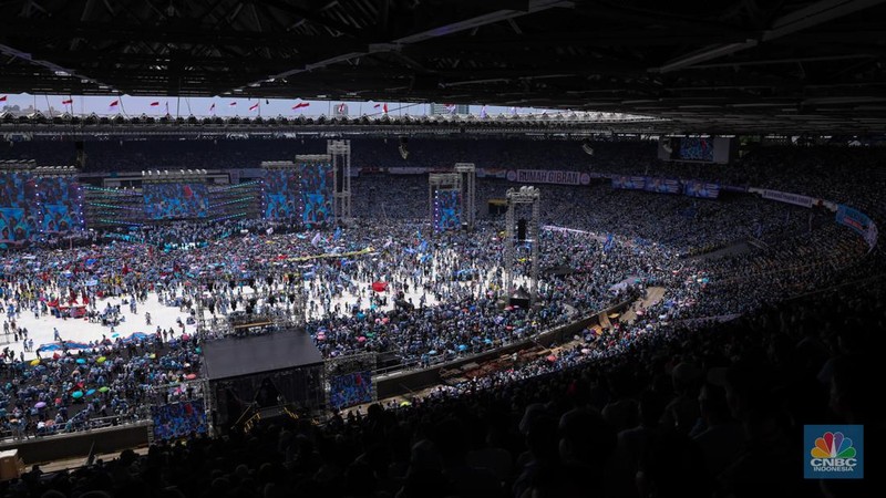 Ribuan simpatisan Prabowo-Gibran saat kampanye akbar bertajuk 'Pesta Rakyat Untuk Indonesia Maju' di Stadion Utama Gelora Bung Karno (SUGBK), Senayan, Jakarta, Sabtu (10/2/2024). (CNBC Indonesia/Faisal Rahman)
