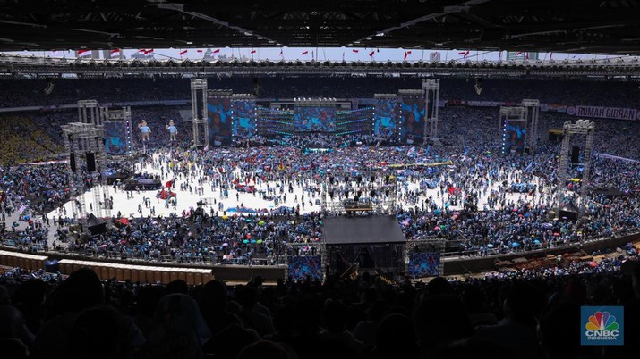 Ribuan simpatisan Prabowo-Gibran saat kampanye akbar bertajuk 'Pesta Rakyat Untuk Indonesia Maju' di Stadion Utama Gelora Bung Karno (SUGBK), Senayan, Jakarta, Sabtu (10/2/2024). (CNBC Indonesia/Faisal Rahman)