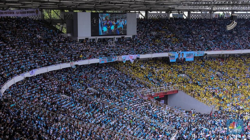 Ribuan simpatisan Prabowo-Gibran saat kampanye akbar bertajuk 'Pesta Rakyat Untuk Indonesia Maju' di Stadion Utama Gelora Bung Karno (SUGBK), Senayan, Jakarta, Sabtu (10/2/2024). (CNBC Indonesia/Faisal Rahman)