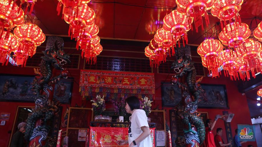Sejumlah warga keturunan Tionghoa melakasnakan ibadah sembahyang Tahun Baru Imlek 2575 Kongzili di Wihara Amurva Bhumi, Jakarta, Sabtu (10/2/2024). (CNBC Indonesia/Faisal Rahman)