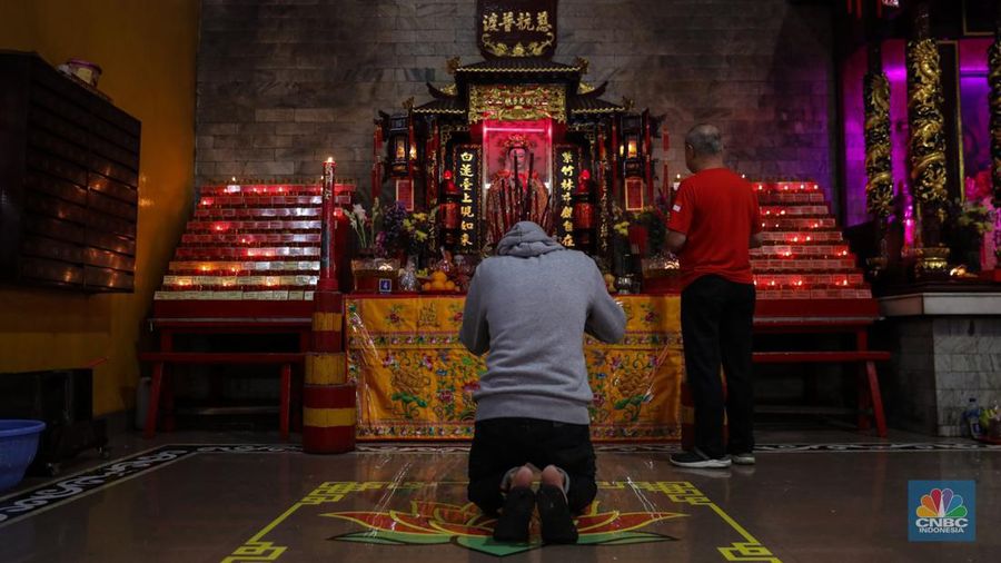 Sejumlah warga keturunan Tionghoa melakasnakan ibadah sembahyang Tahun Baru Imlek 2575 Kongzili di Wihara Amurva Bhumi, Jakarta, Sabtu (10/2/2024). (CNBC Indonesia/Faisal Rahman)