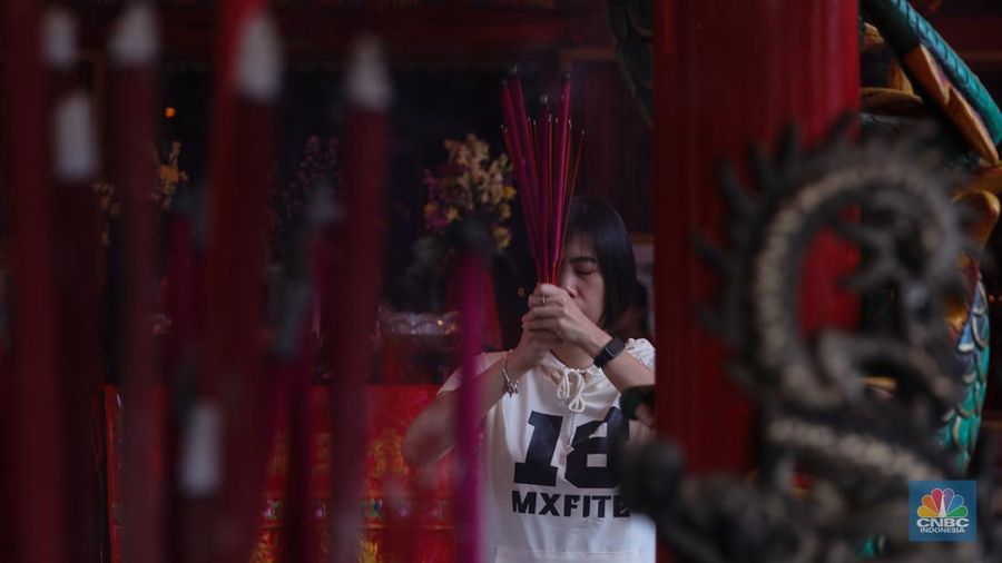 Sejumlah warga keturunan Tionghoa melakasnakan ibadah sembahyang Tahun Baru Imlek 2575 Kongzili di Wihara Amurva Bhumi, Jakarta, Sabtu (10/2/2024). (CNBC Indonesia/Faisal Rahman)