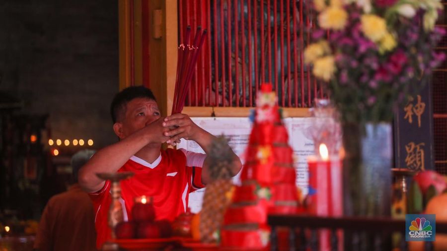 Sejumlah warga keturunan Tionghoa melakasnakan ibadah sembahyang Tahun Baru Imlek 2575 Kongzili di Wihara Amurva Bhumi, Jakarta, Sabtu (10/2/2024). (CNBC Indonesia/Faisal Rahman)