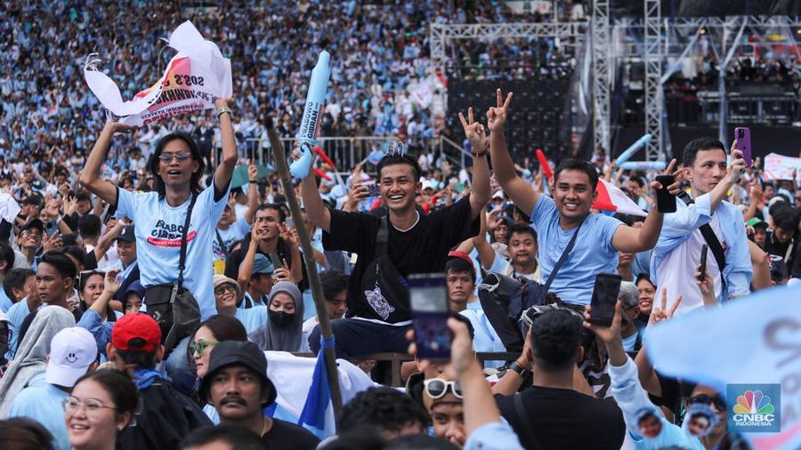 Simpatisan kapanye akbar Prabowo-Gibran yang bertajuk 'Pesta Rakyat Untuk Indonesia Maju' di (SUGBK), Senayan, Jakarta, Sabtu (10/2/2024). (CNBC Indonesia/Faisal Rahman)