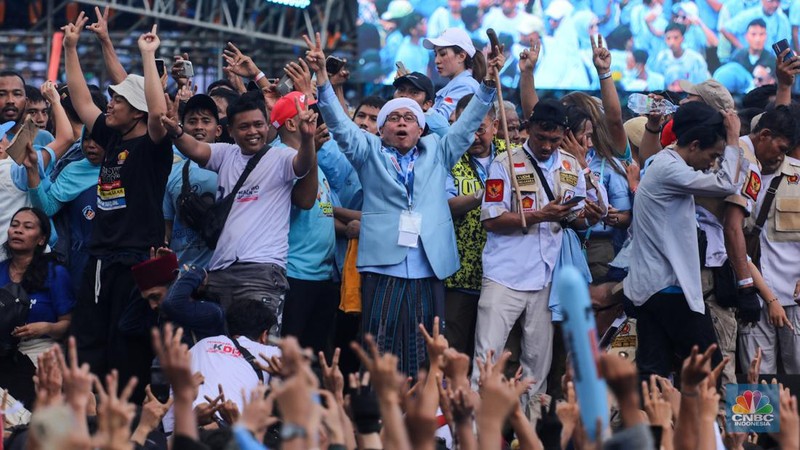 Kapanye akbar Prabowo-Gibran yang bertajuk 'Pesta Rakyat Untuk Indonesia Maju' di (SUGBK), Senayan, Jakarta dihadiri musisi Ahmad Dhani, Sabtu (10/2/2024). (CNBC Indonesia/Faisal Rahman)