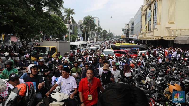 Suasana kemacetan di ruas Jalan Danau Sunter Barat, Jakarta Utara macet total imbas adanya kampanye akbar Pasangan Calon (Paslon) presiden dan wakil presiden nomor urut 01, Anies Baswedan di Jakarta Internasional Stadion (JIS), Sabtu (10/2/2024). (CNBC Indonesia/Muhammad Sabki) Suasana kemacetan di ruas Jalan Danau Sunter Barat, Jakarta Utara macet total imbas adanya kampanye akbar Pasangan Calon (Paslon) presiden dan wakil presiden nomor urut 01, Anies Baswedan di Jakarta Internasional Stadion (JIS), Sabtu (10/2/2024). (CNBC Indonesia/Muhammad Sabki)
