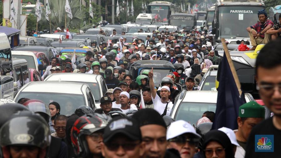 Suasana kemacetan di ruas Jalan Danau Sunter Barat, Jakarta Utara macet total imbas adanya kampanye akbar Pasangan Calon (Paslon) presiden dan wakil presiden nomor urut 01, Anies Baswedan di Jakarta Internasional Stadion (JIS),  Sabtu (10/2/2024). (CNBC Indonesia/Muhammad Sabki)