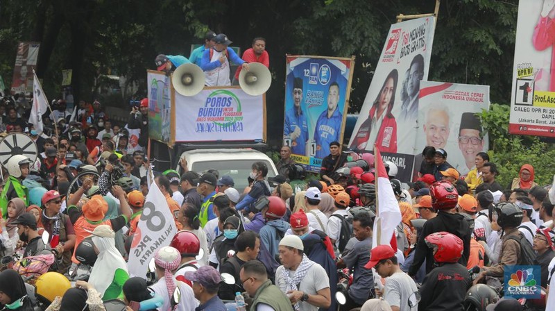 Suasana kemacetan di ruas Jalan Danau Sunter Barat, Jakarta Utara macet total imbas adanya kampanye akbar Pasangan Calon (Paslon) presiden dan wakil presiden nomor urut 01, Anies Baswedan di Jakarta Internasional Stadion (JIS),  Sabtu (10/2/2024). (CNBC Indonesia/Muhammad Sabki)