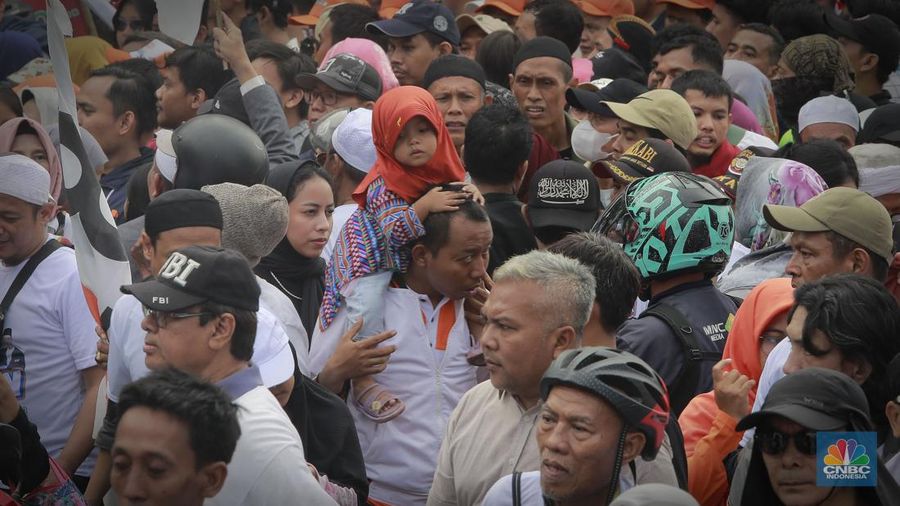 Suasana kemacetan di ruas Jalan Danau Sunter Barat, Jakarta Utara macet total imbas adanya kampanye akbar Pasangan Calon (Paslon) presiden dan wakil presiden nomor urut 01, Anies Baswedan di Jakarta Internasional Stadion (JIS),  Sabtu (10/2/2024). (CNBC Indonesia/Muhammad Sabki)