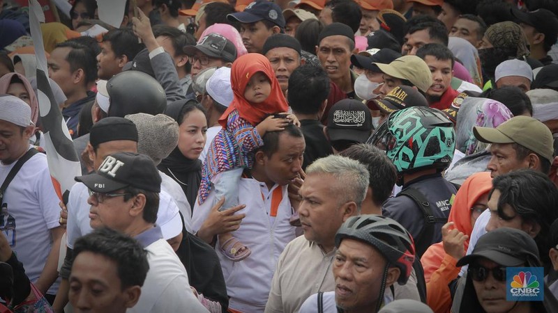 Suasana kemacetan di ruas Jalan Danau Sunter Barat, Jakarta Utara macet total imbas adanya kampanye akbar Pasangan Calon (Paslon) presiden dan wakil presiden nomor urut 01, Anies Baswedan di Jakarta Internasional Stadion (JIS),  Sabtu (10/2/2024). (CNBC Indonesia/Muhammad Sabki)
