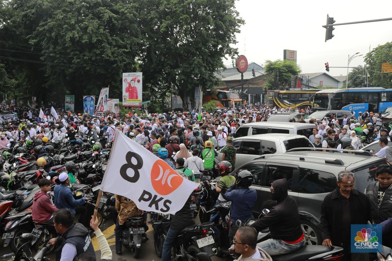 Suasana kemacetan di ruas Jalan Danau Sunter Barat, Jakarta Utara macet total imbas adanya kampanye akbar Pasangan Calon (Paslon) presiden dan wakil presiden nomor urut 01, Anies Baswedan di Jakarta Internasional Stadion (JIS), Sabtu (10/2/2024). (CNBC Indonesia/Muhammad Sabki) Suasana kemacetan di ruas Jalan Danau Sunter Barat, Jakarta Utara macet total imbas adanya kampanye akbar Pasangan Calon (Paslon) presiden dan wakil presiden nomor urut 01, Anies Baswedan di Jakarta Internasional Stadion (JIS), Sabtu (10/2/2024). (CNBC Indonesia/Muhammad Sabki)