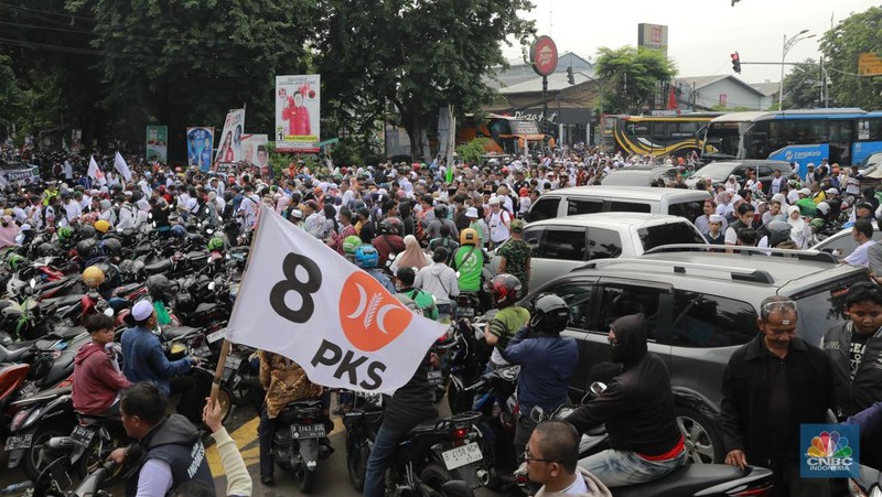 Suasana kemacetan di ruas Jalan Danau Sunter Barat, Jakarta Utara macet total imbas adanya kampanye akbar Pasangan Calon (Paslon) presiden dan wakil presiden nomor urut 01, Anies Baswedan di Jakarta Internasional Stadion (JIS),  Sabtu (10/2/2024). (CNBC Indonesia/Muhammad Sabki)