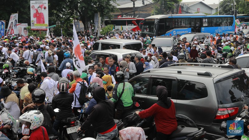 Suasana kemacetan di ruas Jalan Danau Sunter Barat, Jakarta Utara macet total imbas adanya kampanye akbar Pasangan Calon (Paslon) presiden dan wakil presiden nomor urut 01, Anies Baswedan di Jakarta Internasional Stadion (JIS),  Sabtu (10/2/2024). (CNBC Indonesia/Muhammad Sabki)