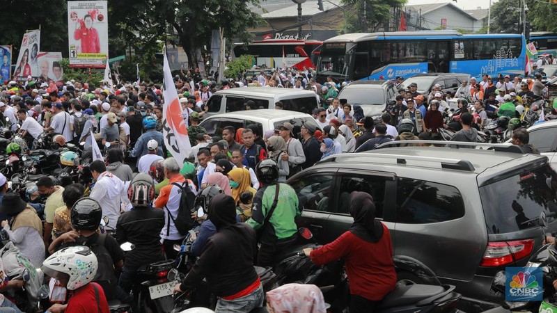 Suasana kemacetan di ruas Jalan Danau Sunter Barat, Jakarta Utara macet total imbas adanya kampanye akbar Pasangan Calon (Paslon) presiden dan wakil presiden nomor urut 01, Anies Baswedan di Jakarta Internasional Stadion (JIS),  Sabtu (10/2/2024). (CNBC Indonesia/Muhammad Sabki)