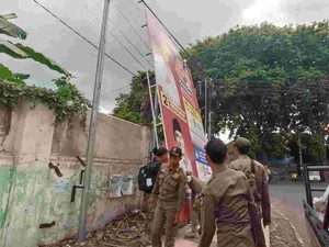 Bawaslu Banyuwangi Tertibkan Ratusan APK di Sejumlah Jalan Protokol