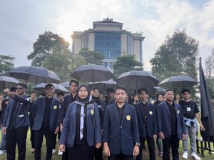 BEM Universitas Trunojoyo Berpayung Hitam Simbol Melawan Perusak Demokrasi